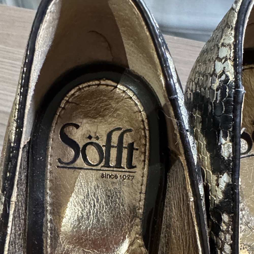 Sofft Women's Elegant Black and Gold Snake print Heels - Picture 2 of 12